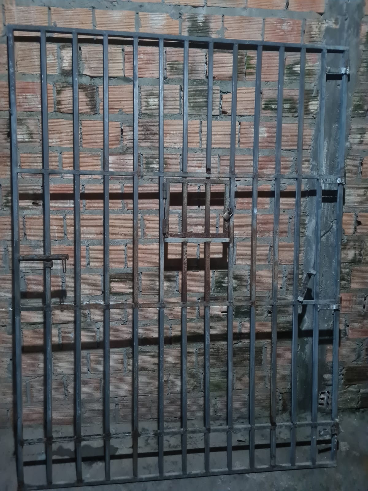 Vendo um portão em metalom